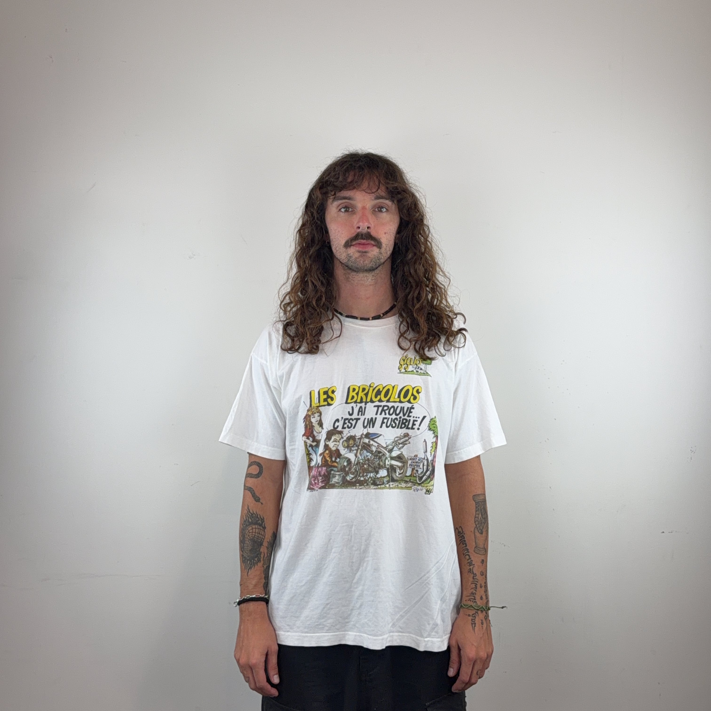 GRAPHIC WHITE TEE - LARGE