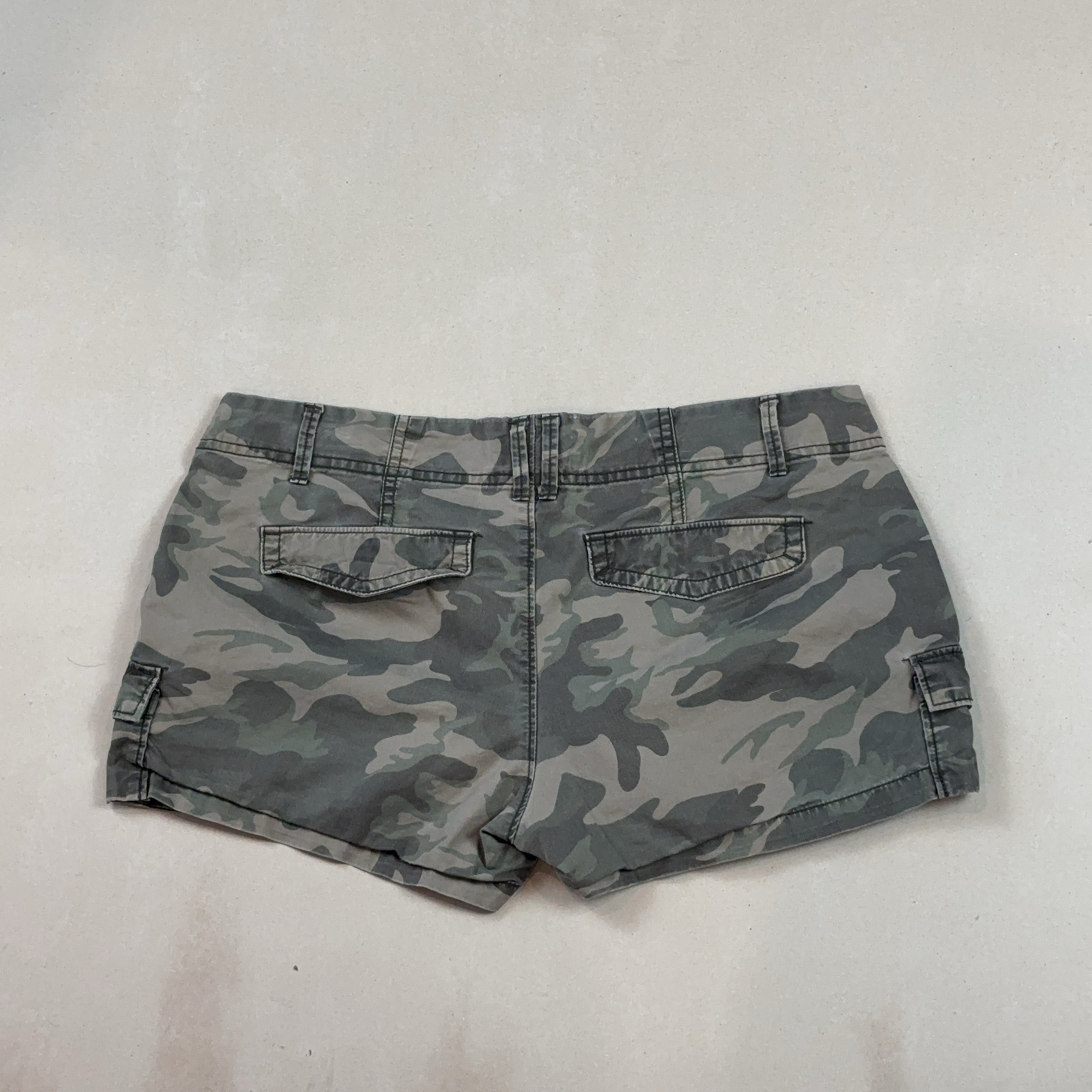 OLD NAVY SHORTS - SMALL