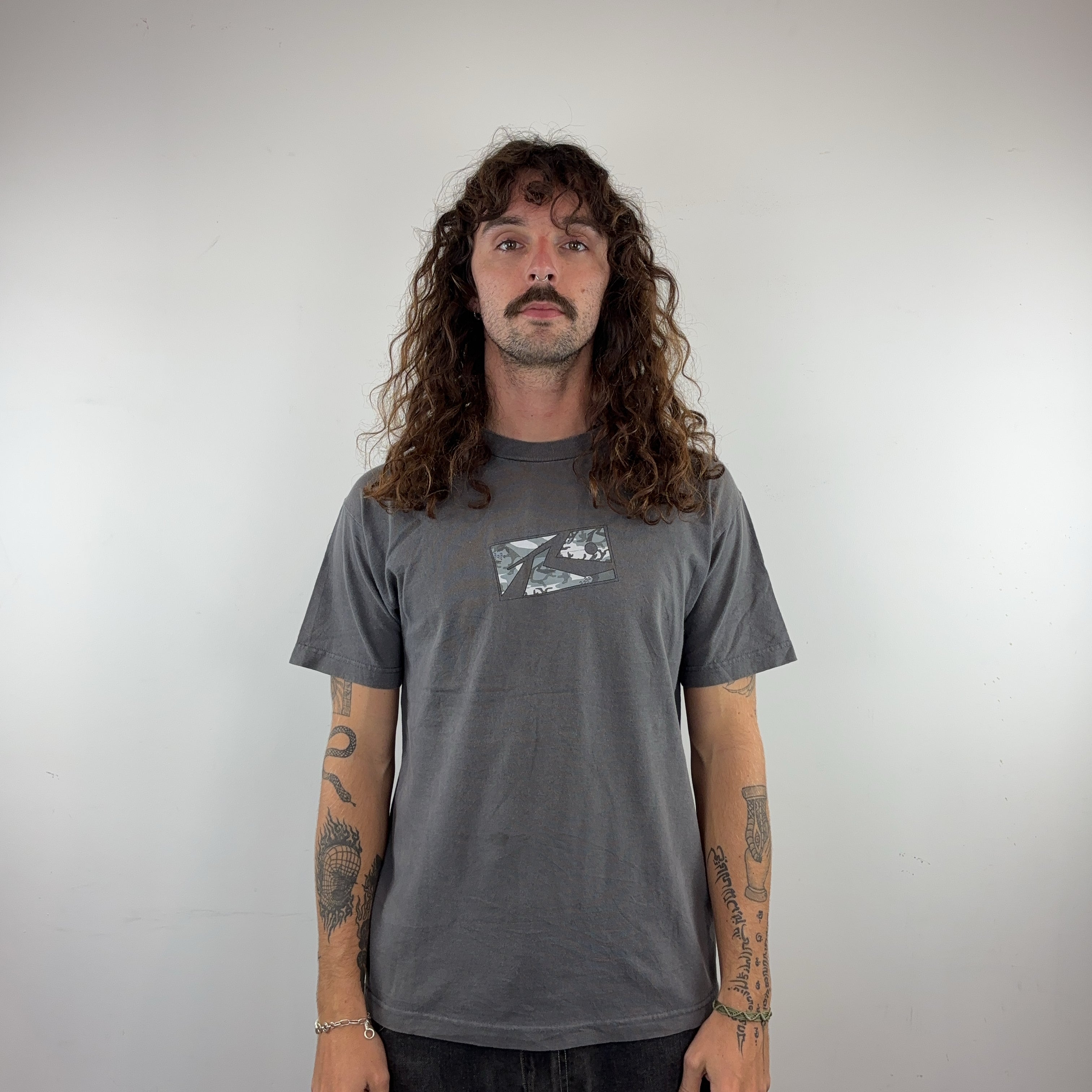 CHARCOAL-GREY RUSTY TEE - MEDIUM