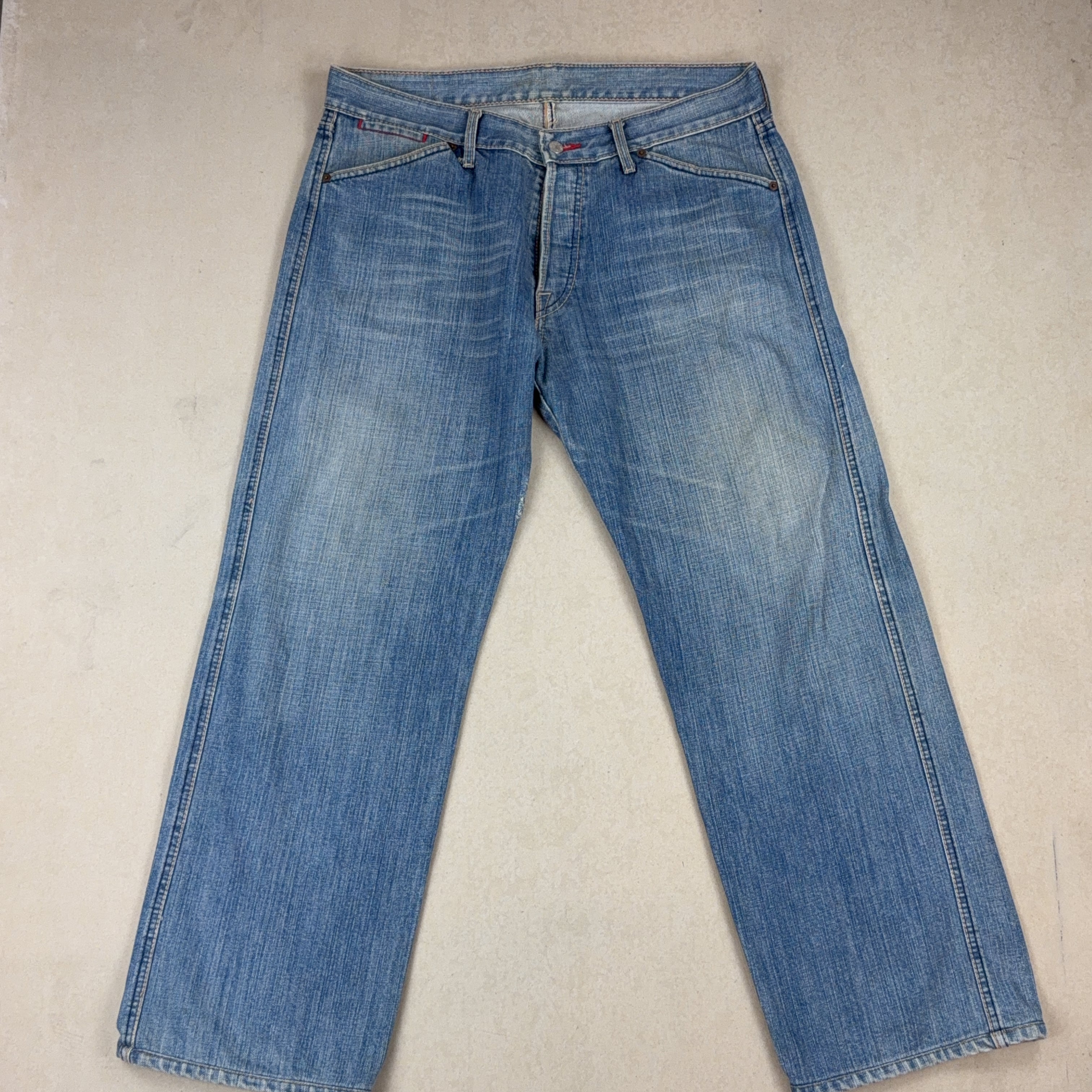 LEVI'S JEANS - MEDIUM