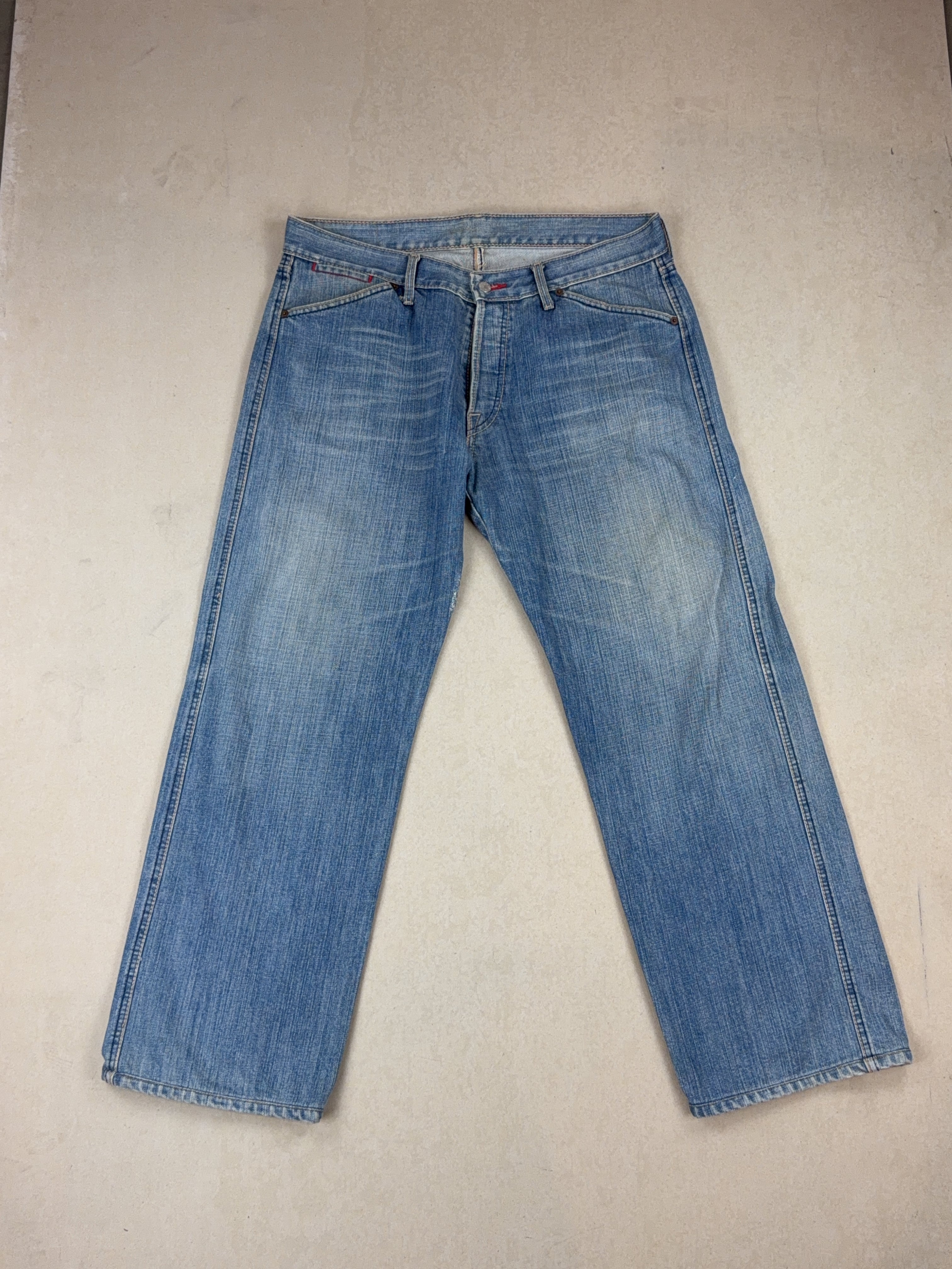 LEVI'S JEANS - MEDIUM