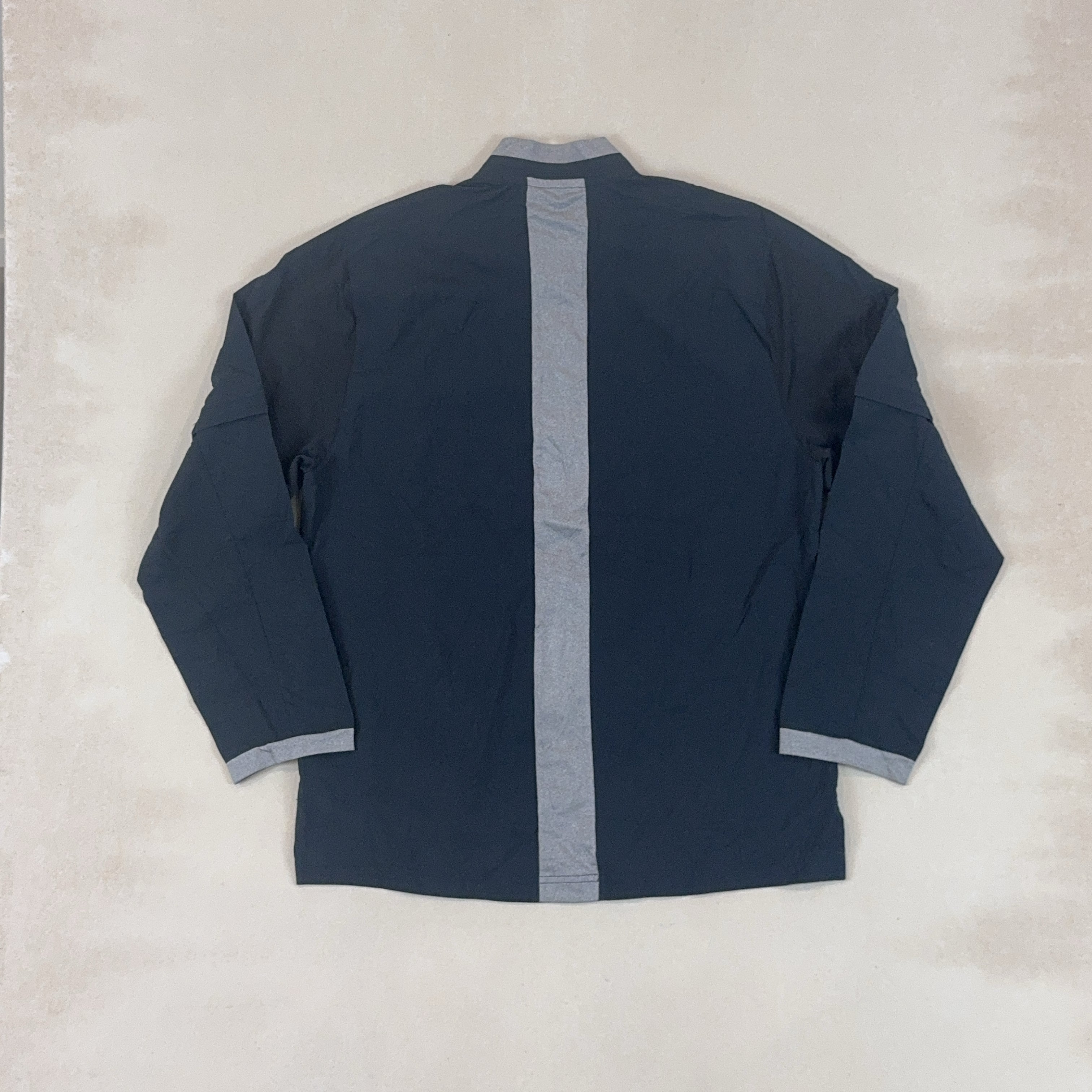 ADIDAS WIND BREAKER - MEDIUM