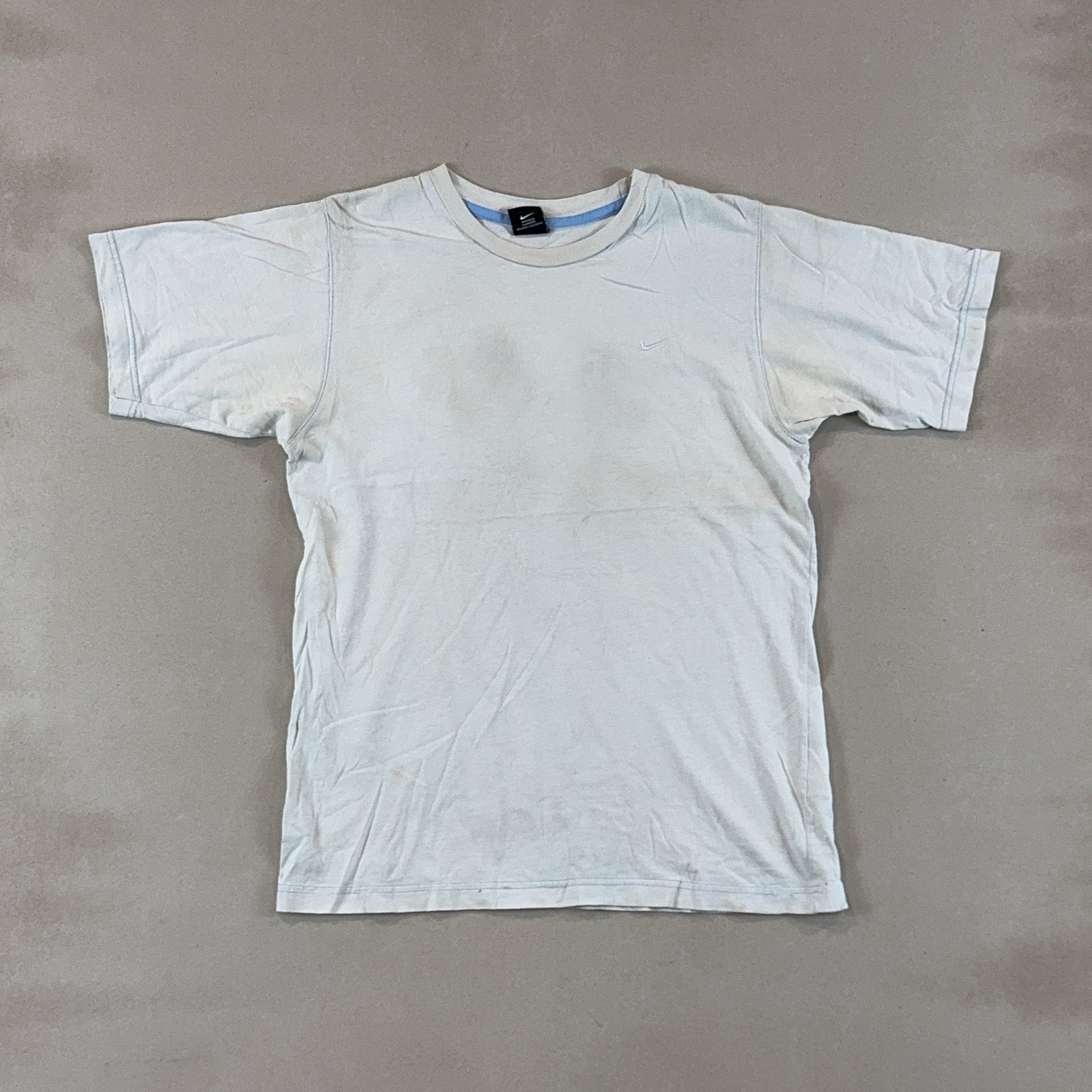 NIKE WHITE TEE - SMALL