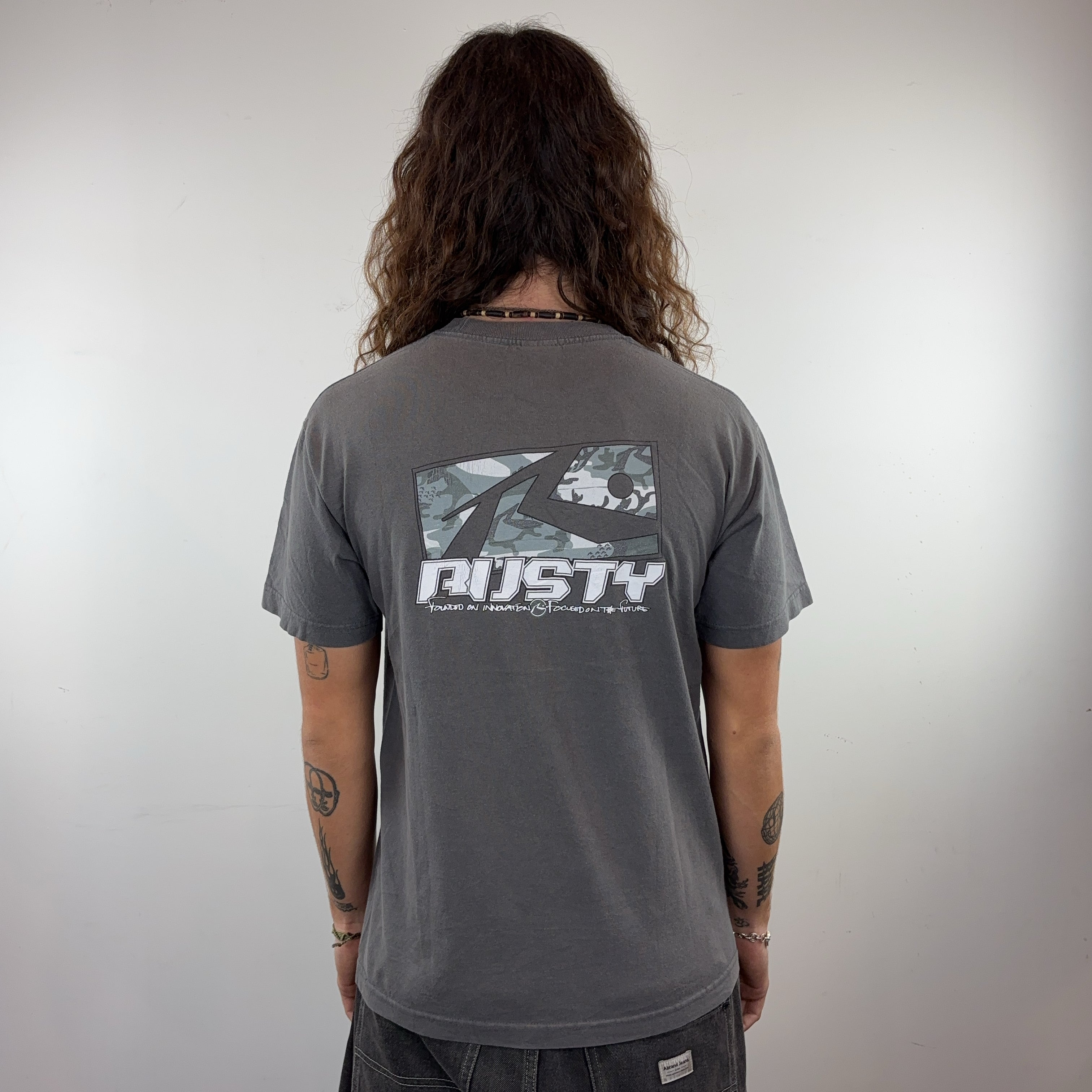 CHARCOAL-GREY RUSTY TEE - MEDIUM