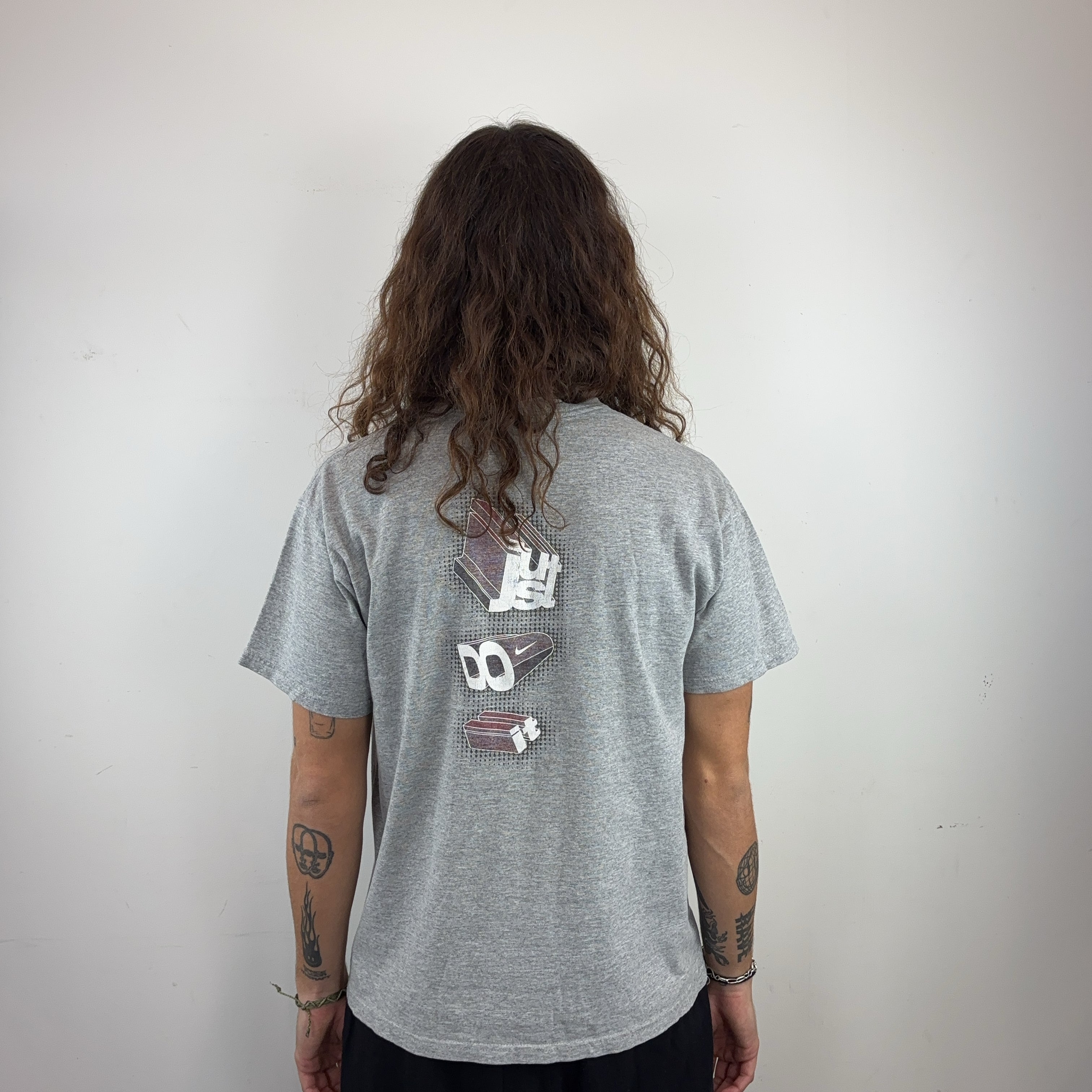 NIKE GREY TEE - SMALL