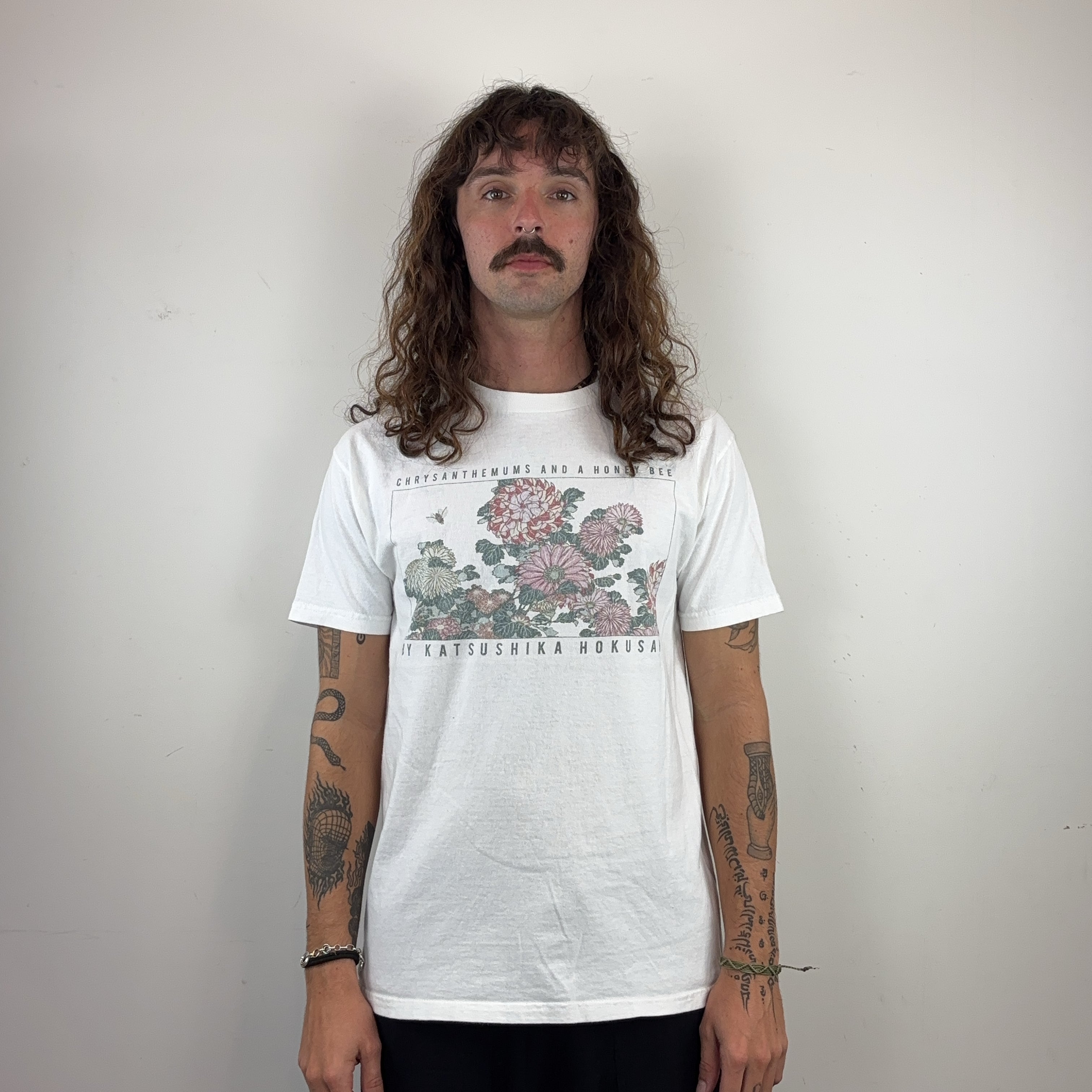 GRAPHIC WHITE TEE - MEDIUM