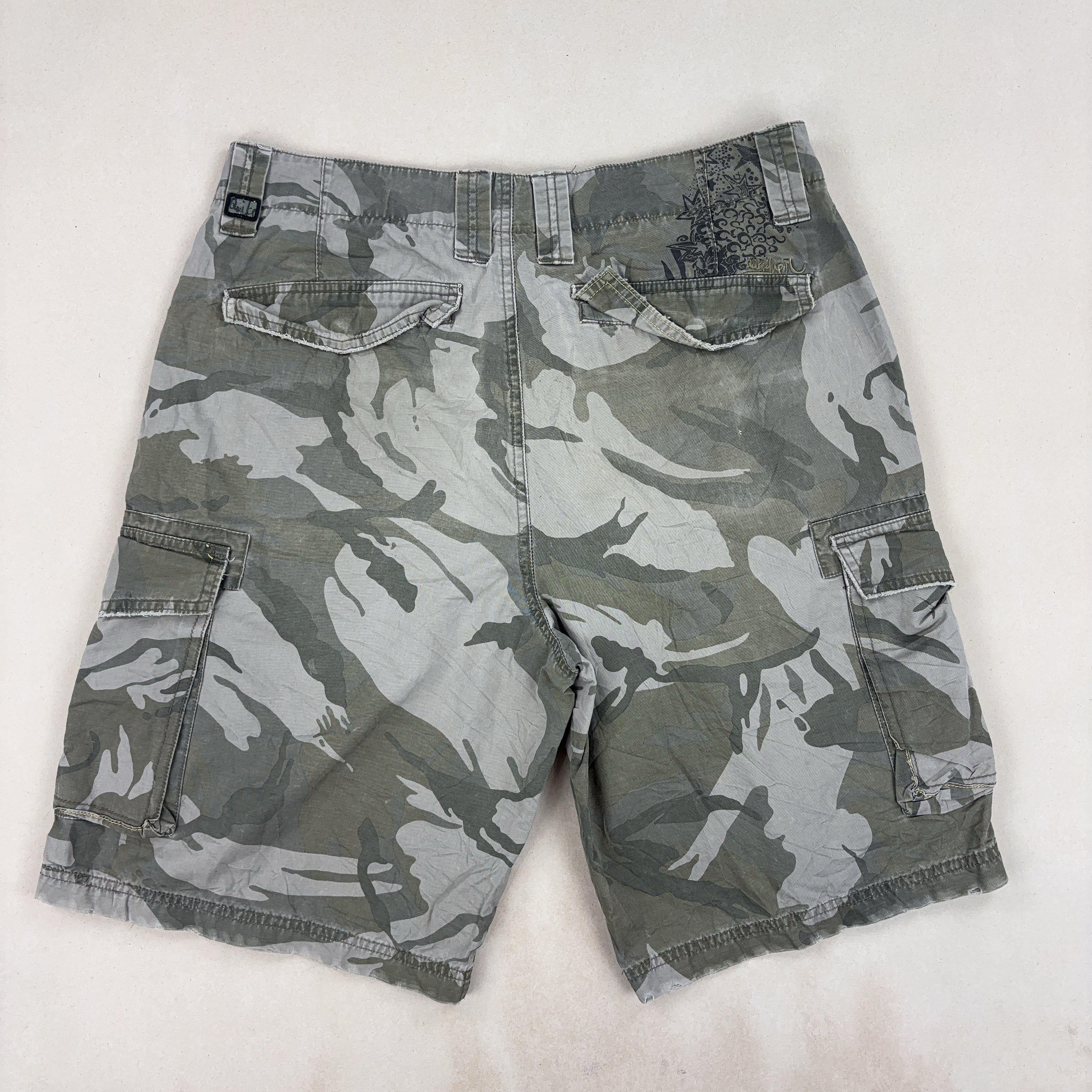 QUIKSILVER CAMO SHORTS - LARGE