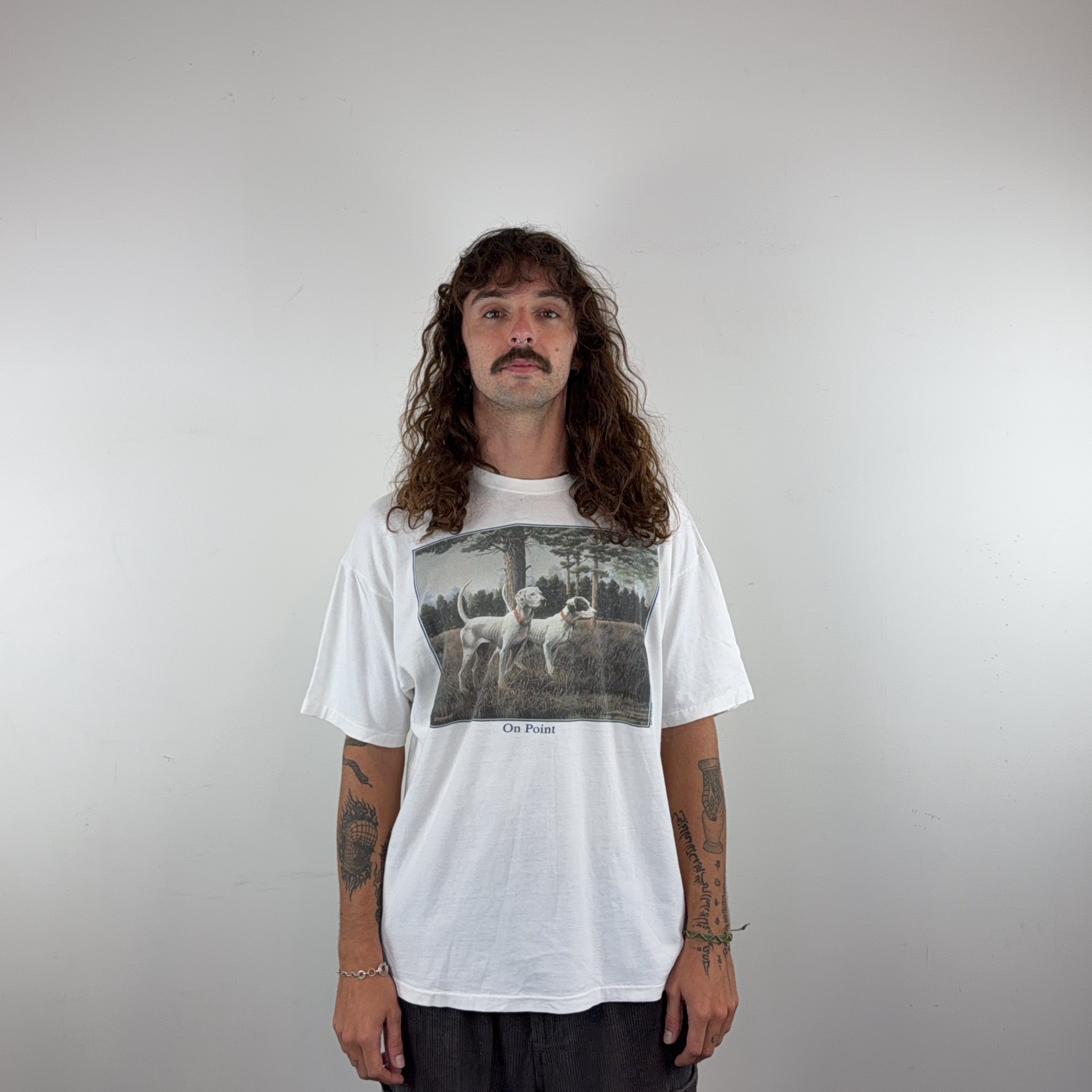 GRAPHIC 'ON POINT' TEE - LARGE