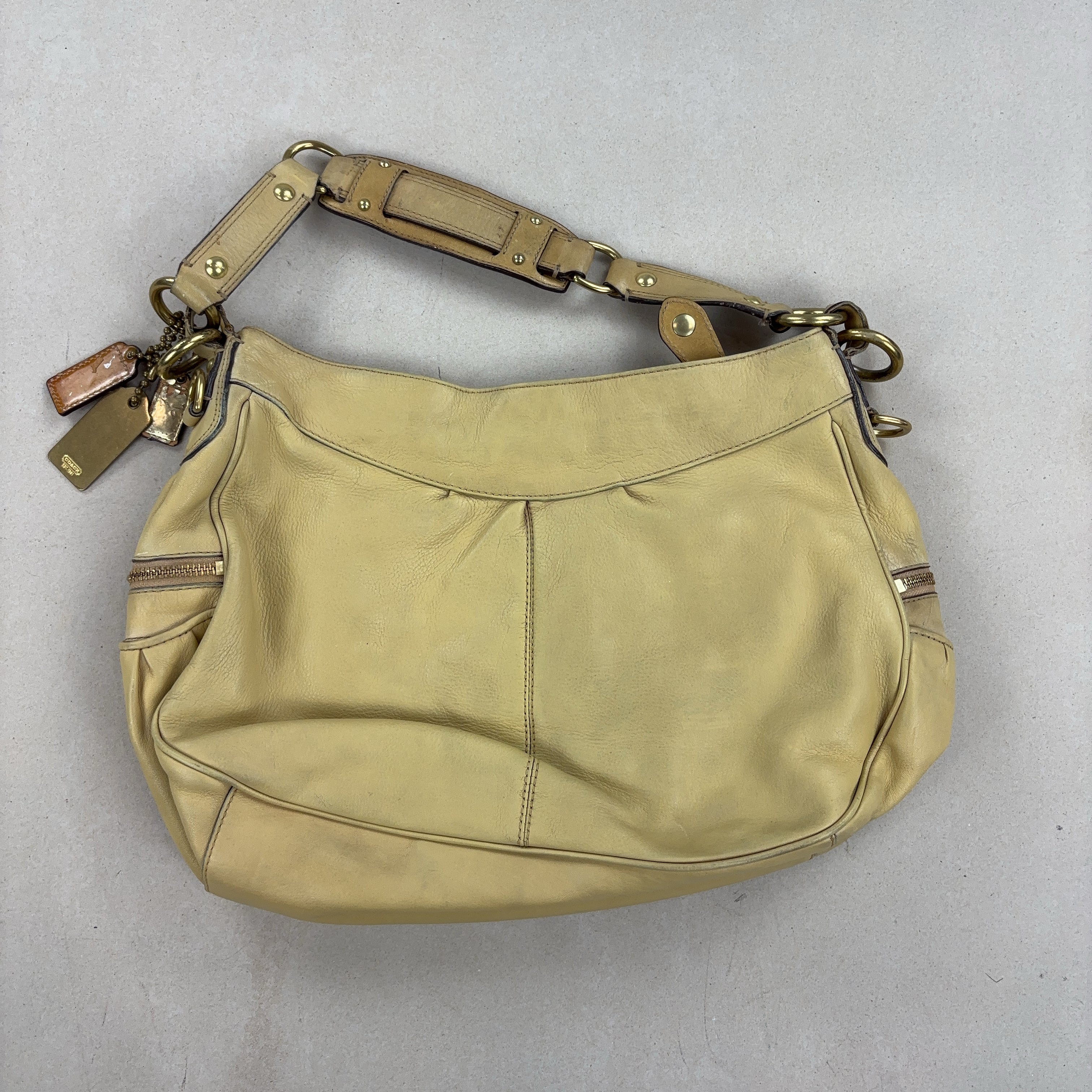 COACH HANDBAG - MEDIUM