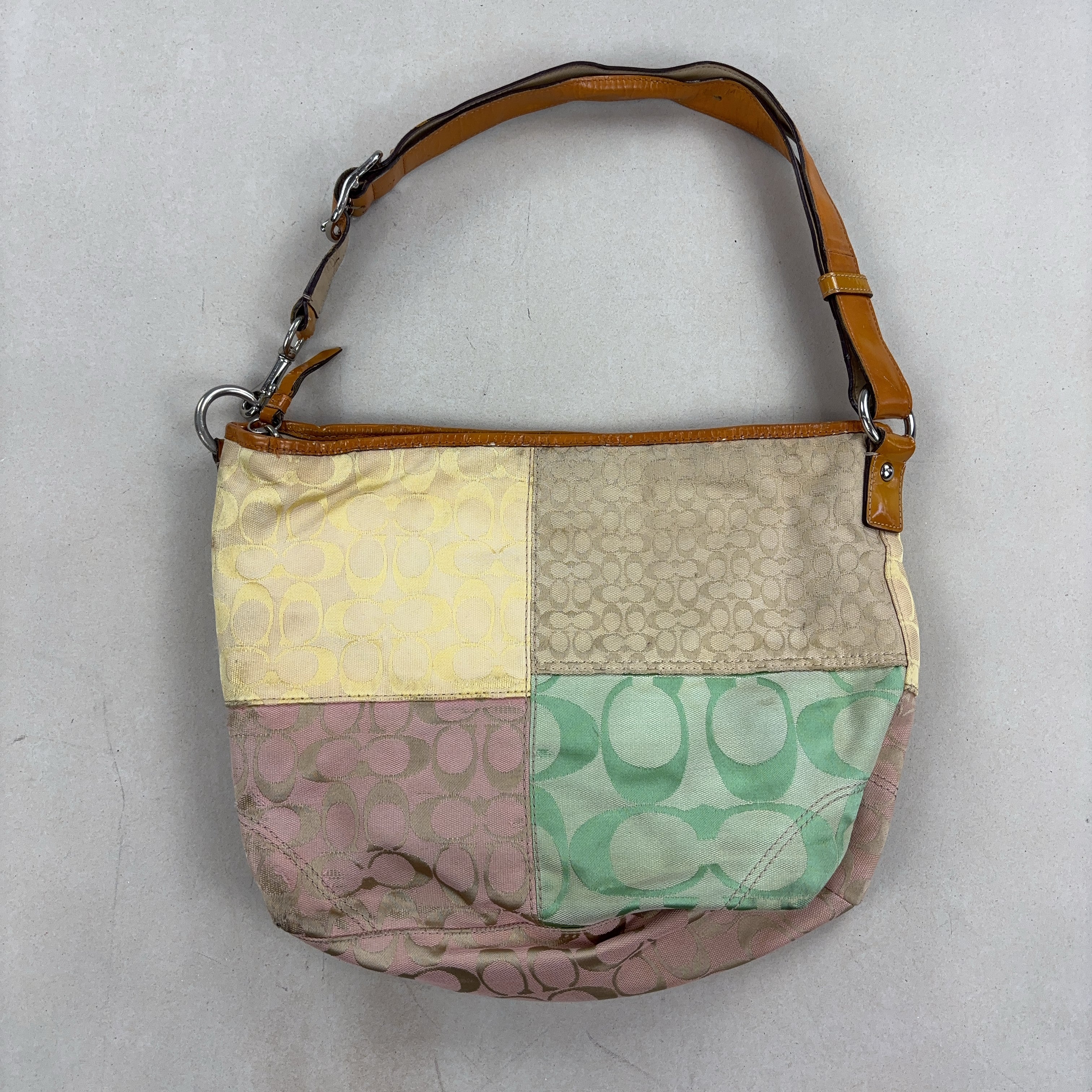 COACH HANDBAG - MEDIUM