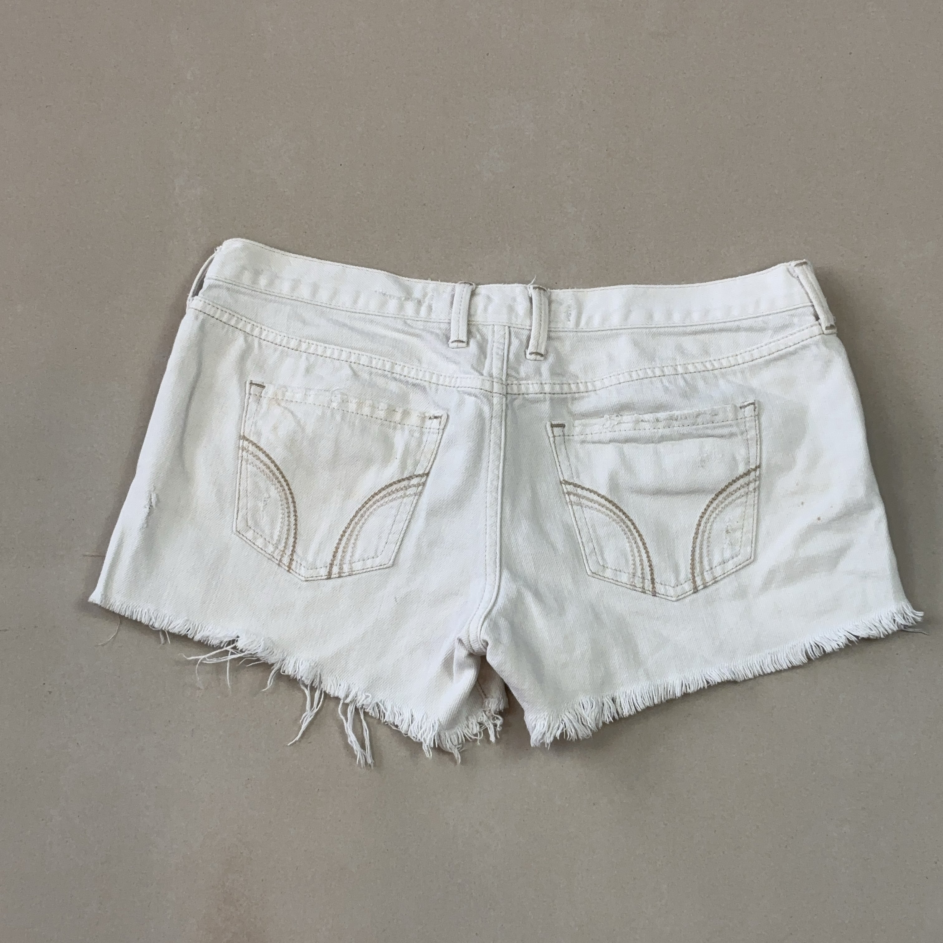 HOLLISTER SHORTS - MEDIUM