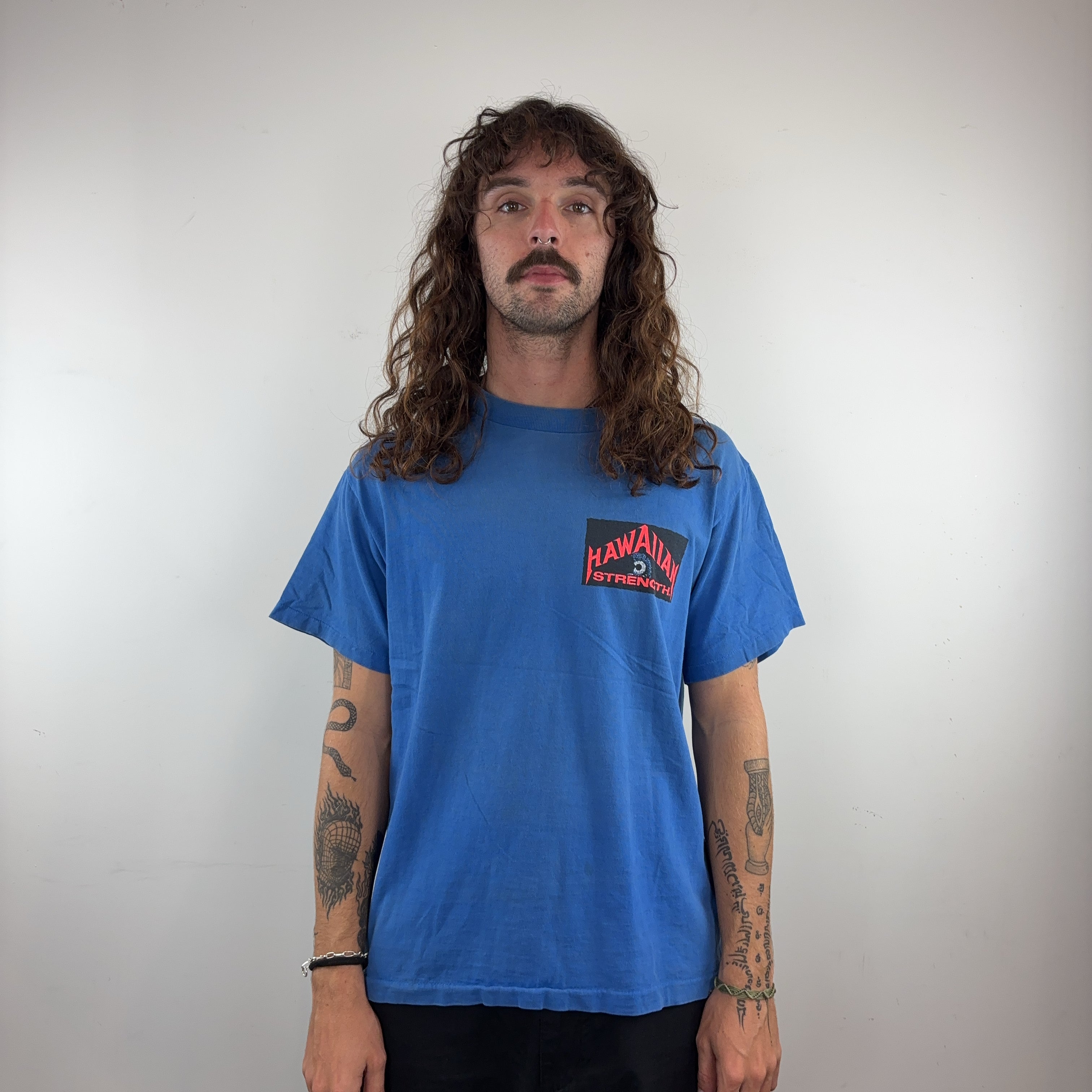 'HAWAIIAN STRENGTH' TEE - MEDIUM