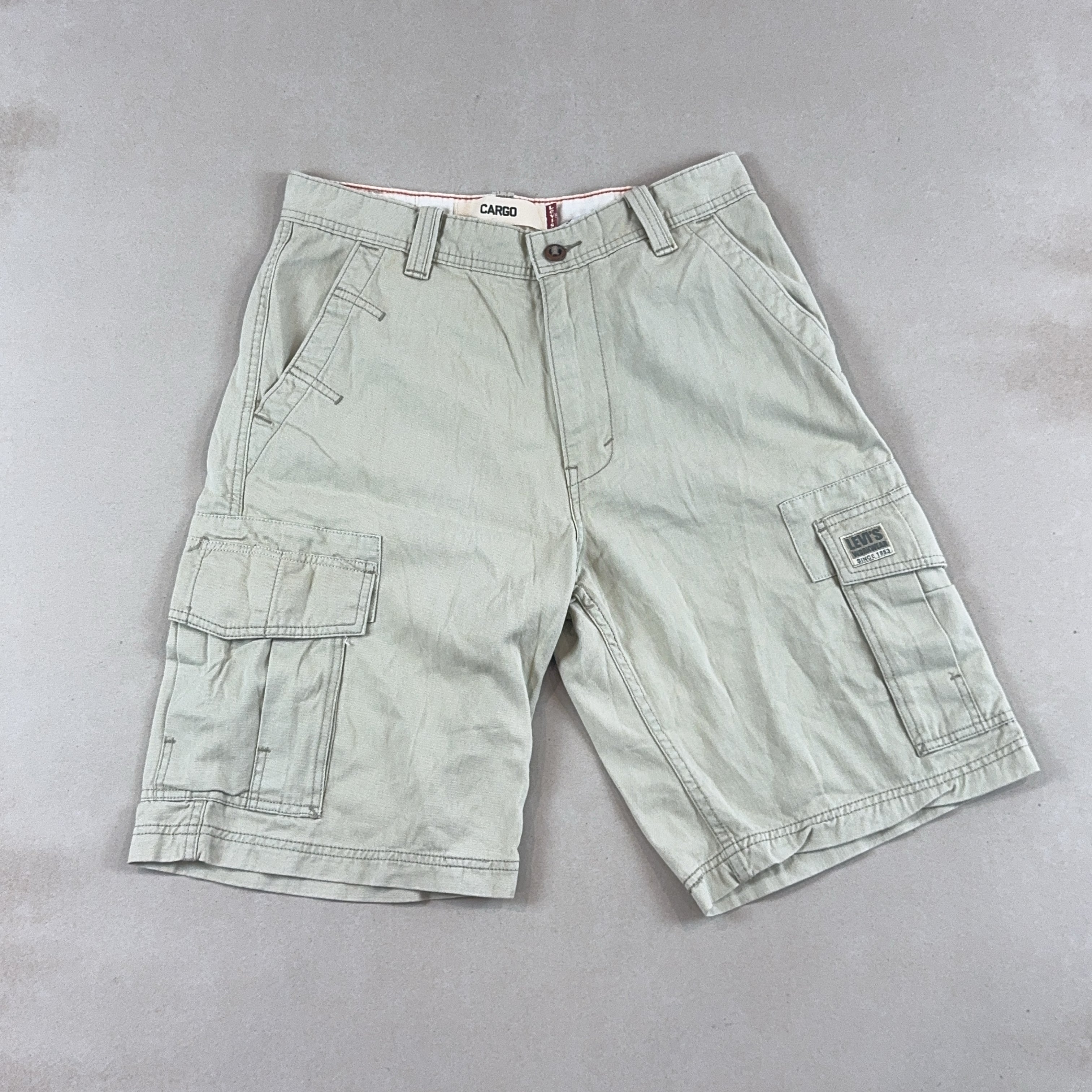 LEVI'S CARGO SHORTS - MEDIUM