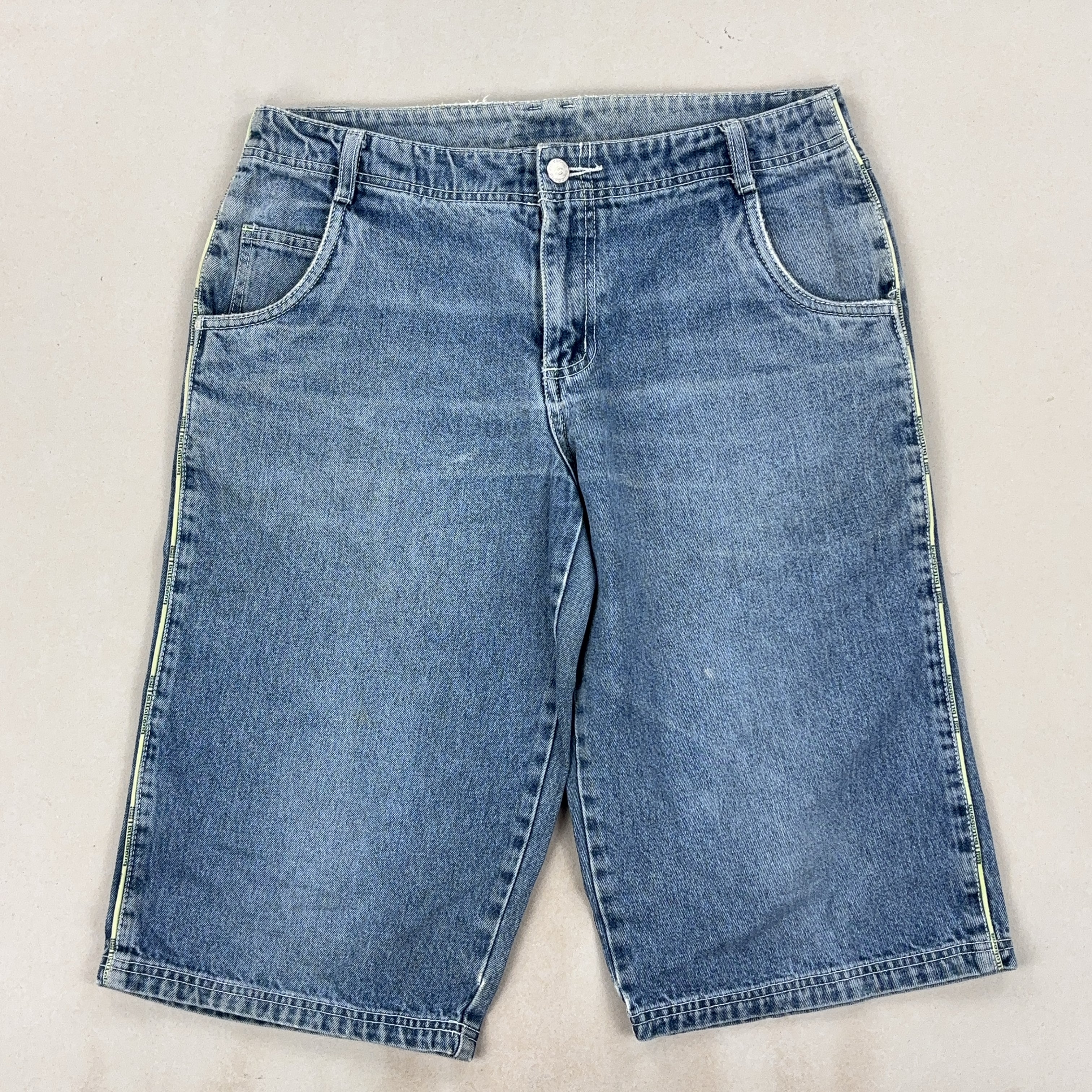 BILLABONG SHORTS - MEDIUM