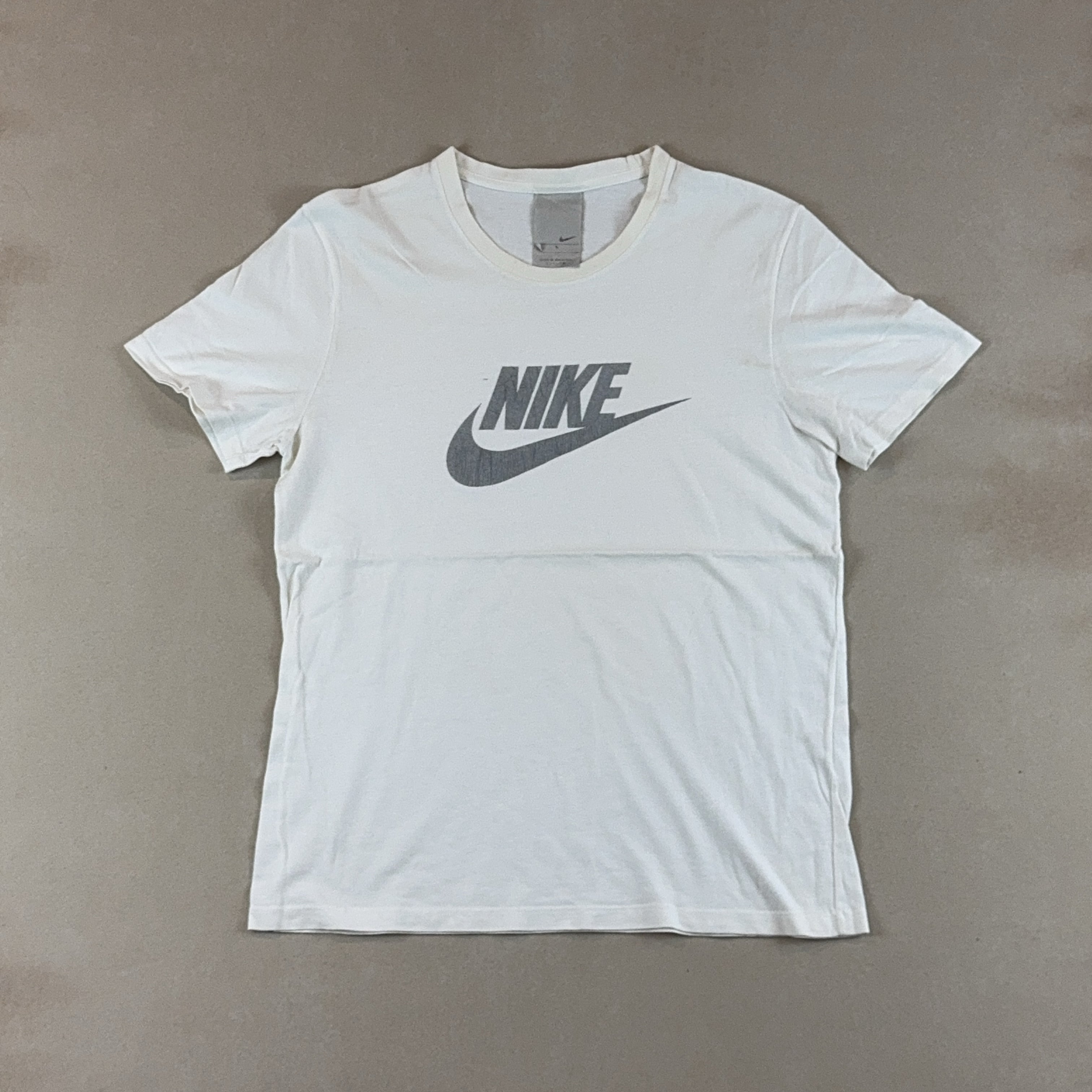 NIKE WHITE TEE - MEDIUM