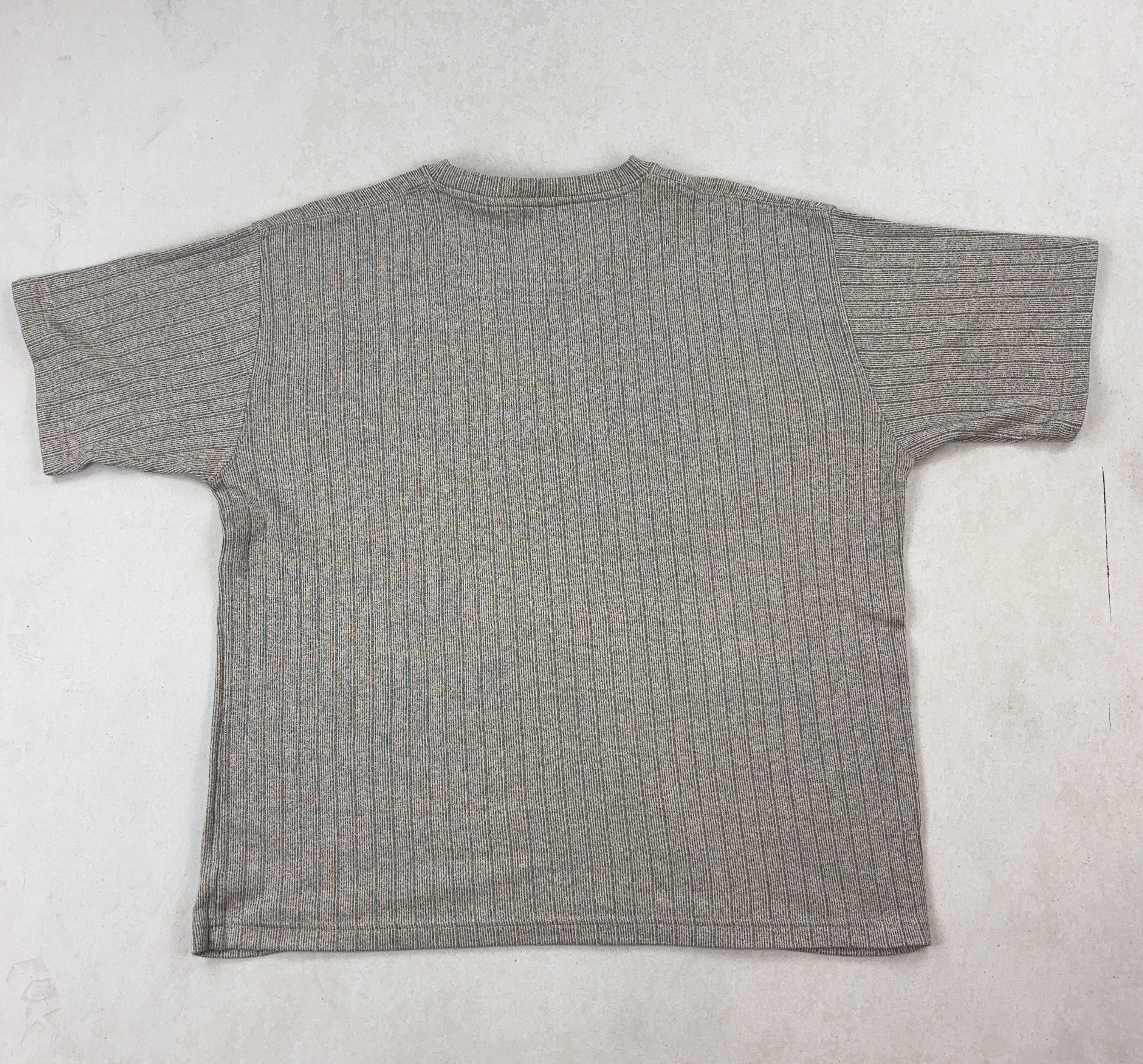 VAN HEUSEN TEE - LARGE