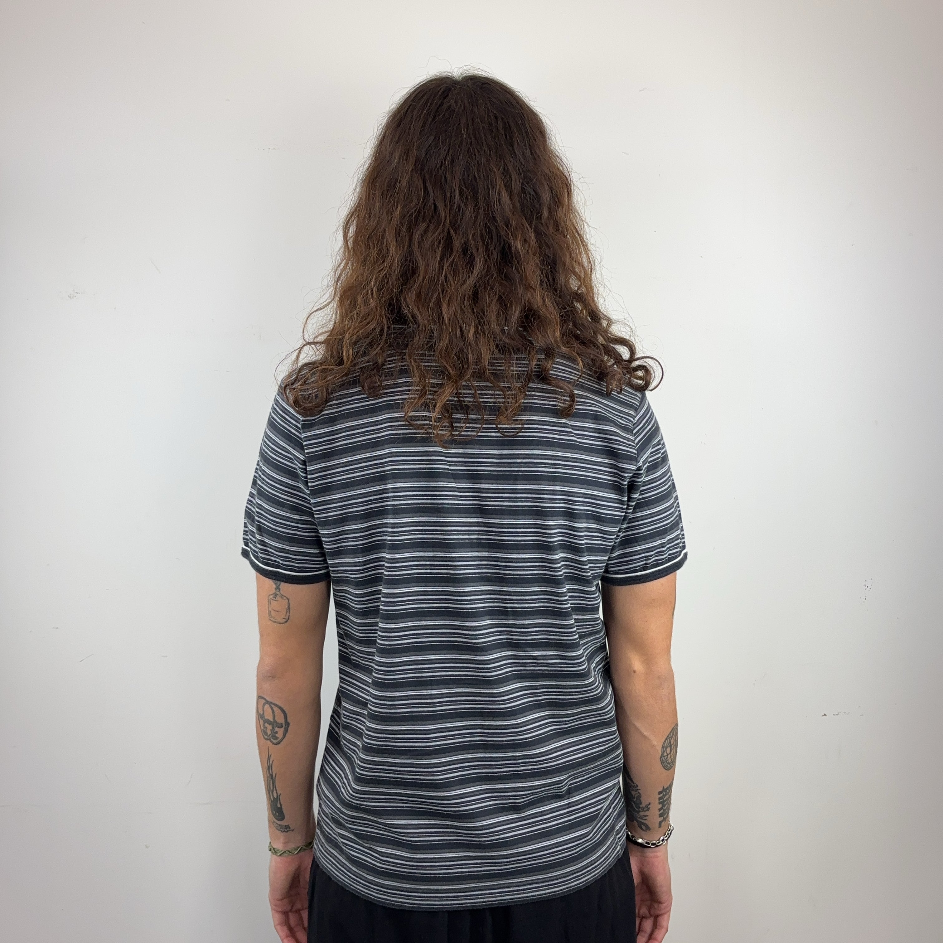 NIKE V-NECK TEE - MEDIUM