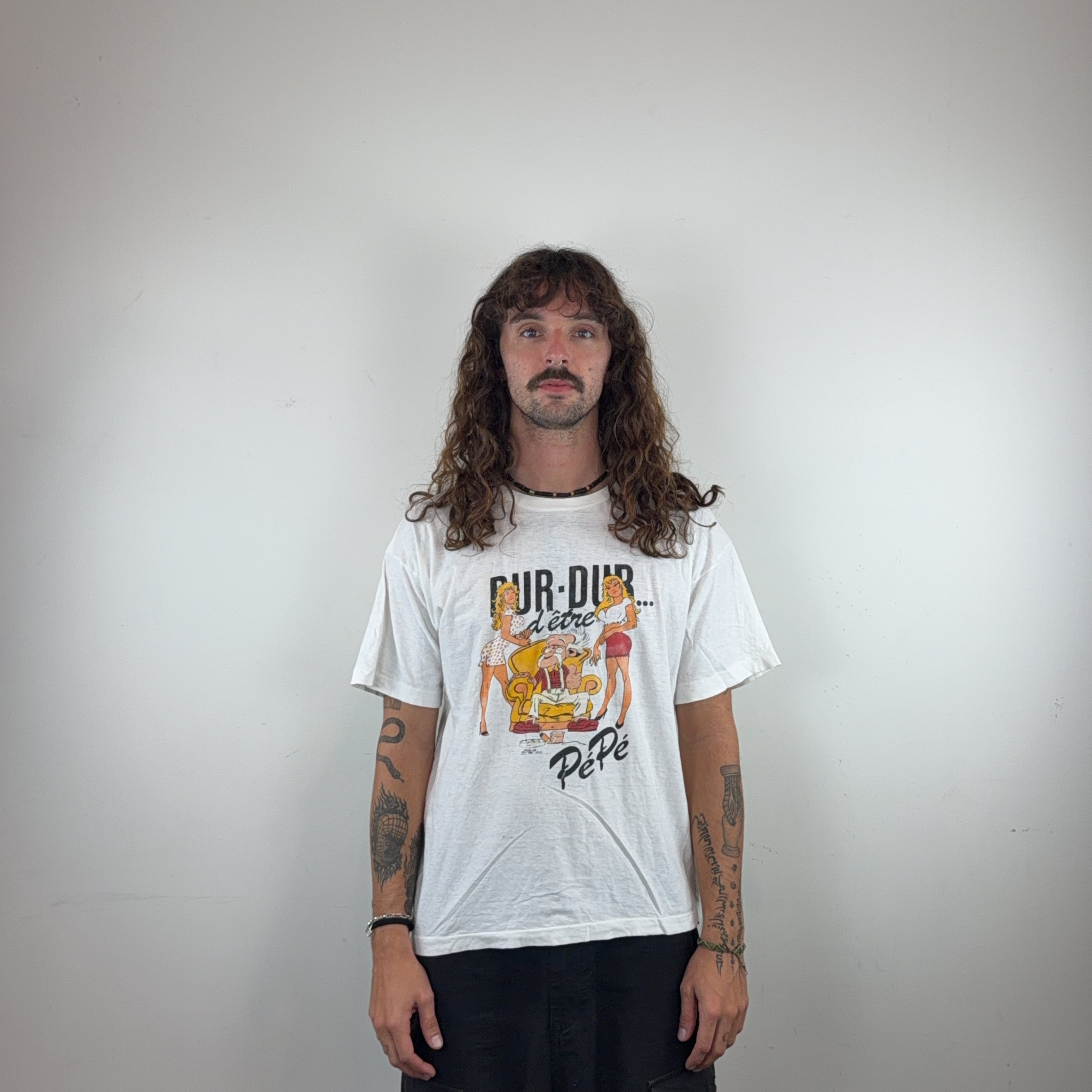 "DUH DUH D'ETRE PEPE" GRAPHIC TEE - MEDIUM