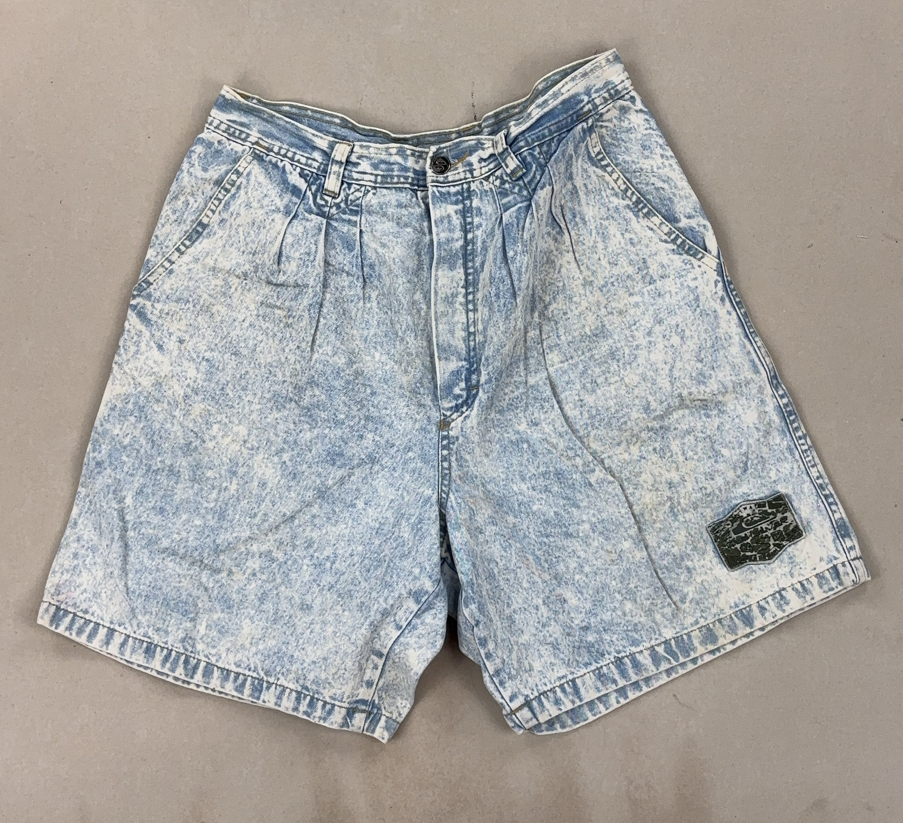 QUICKSILVER SHORTS - MEDIUM