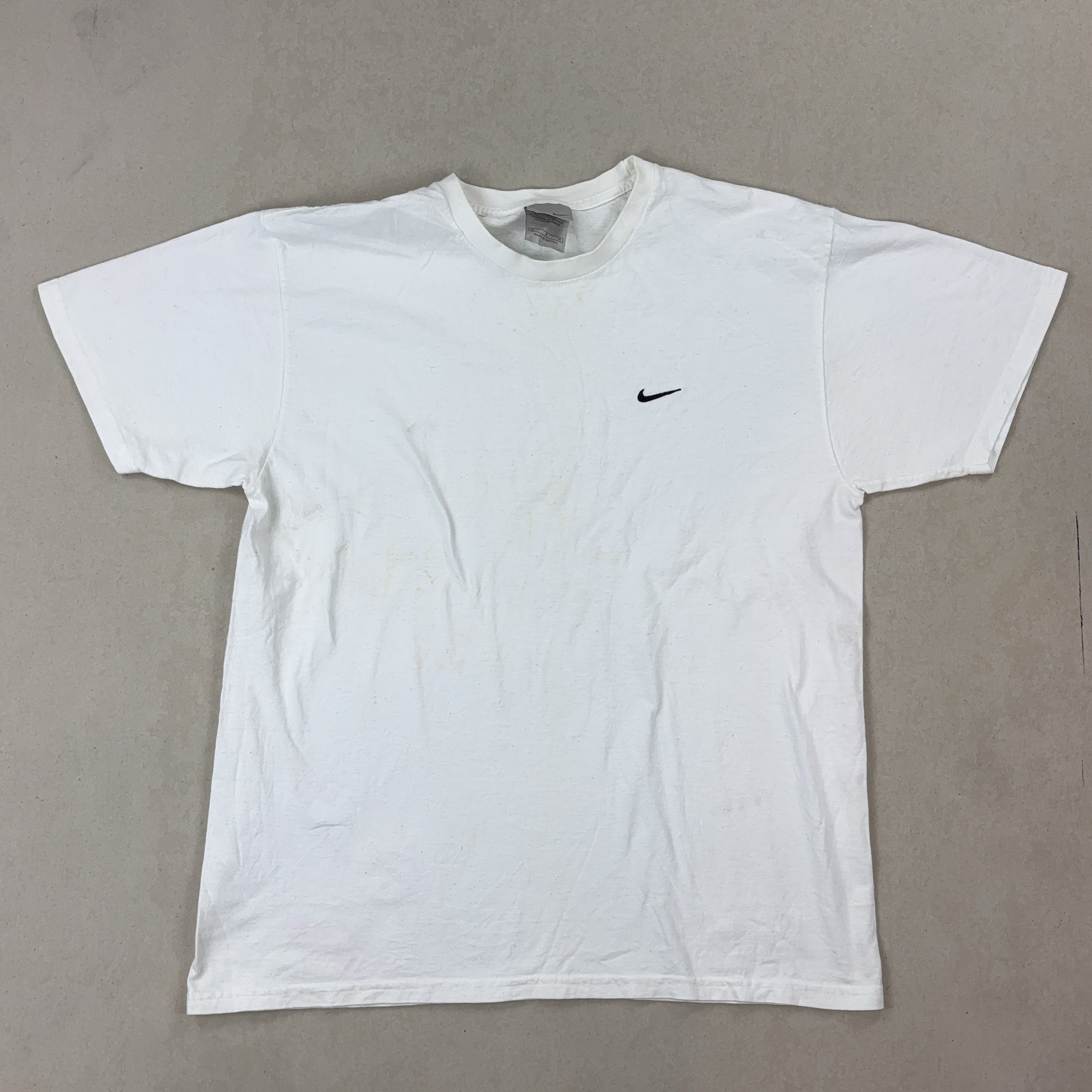 NIKE WHITE TEE - MEDIUM