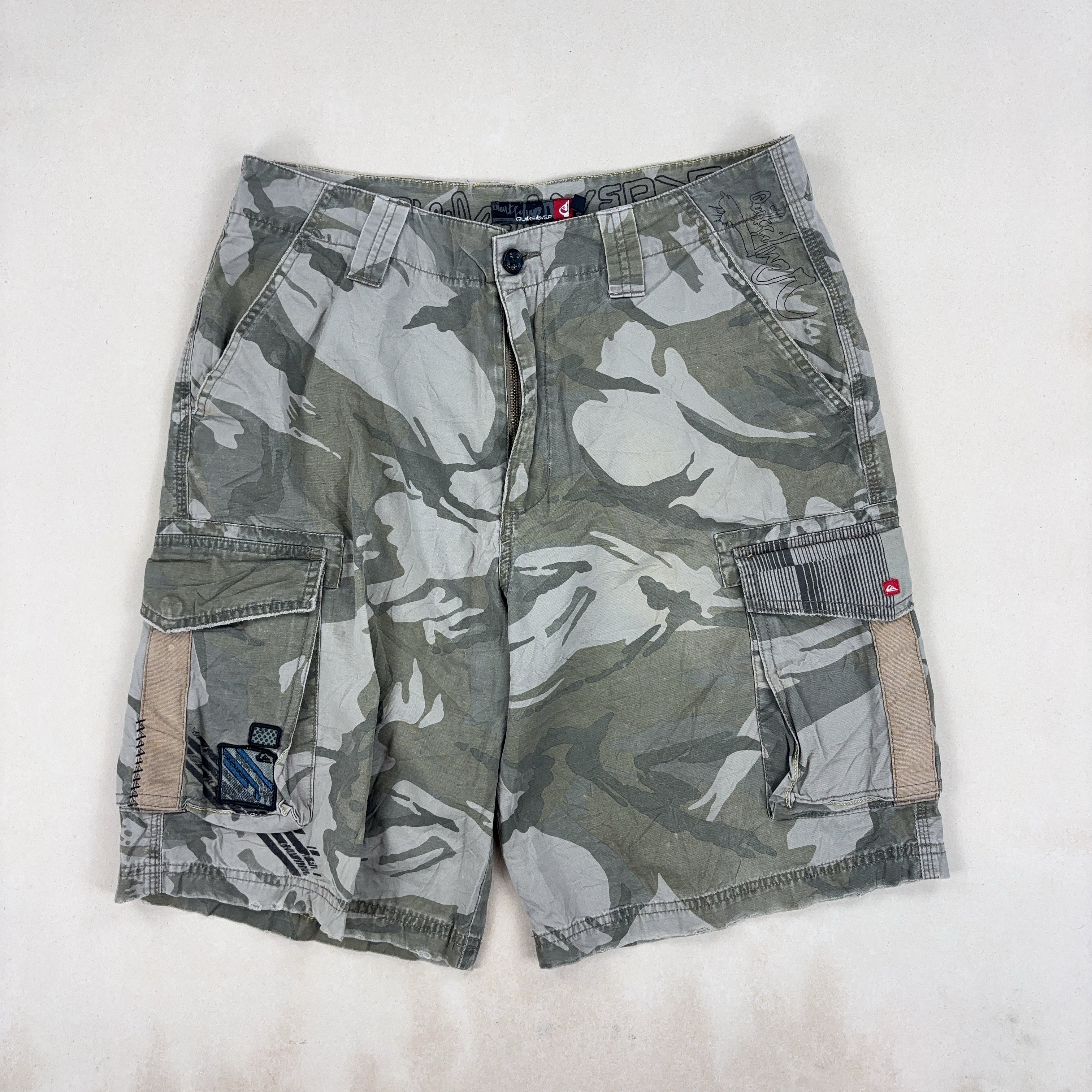 QUIKSILVER CAMO SHORTS - LARGE